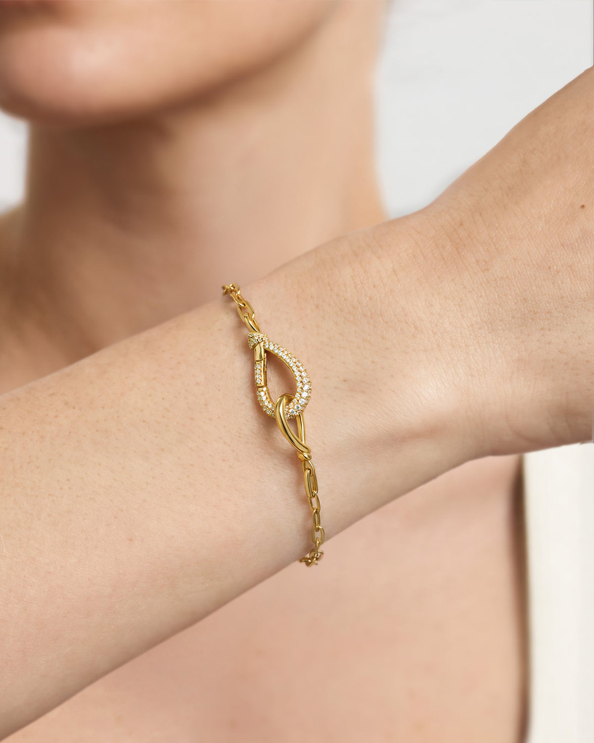 Gold Interlocked Pavé & Polished Knot Bracelet
