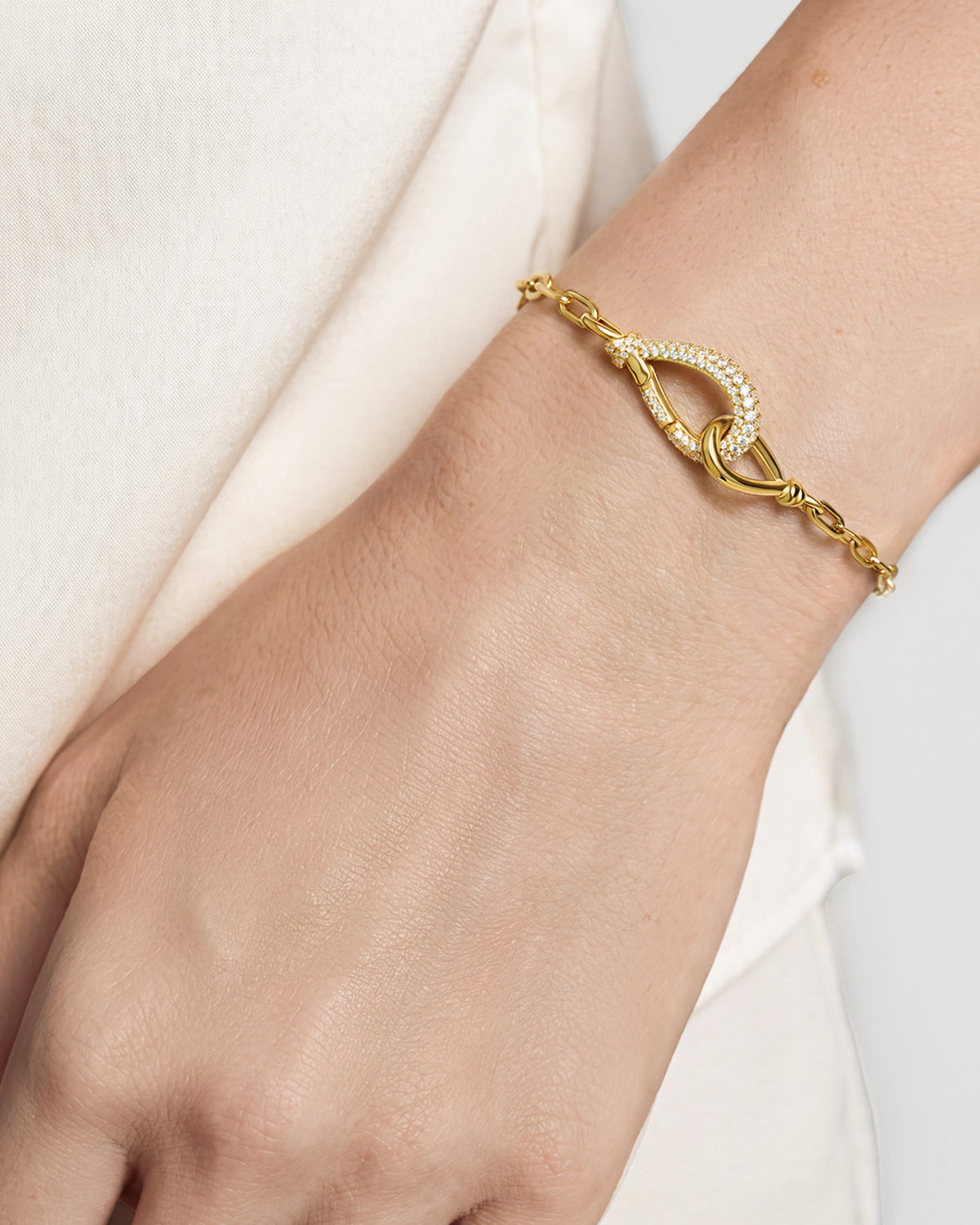 Gold Interlocked Pavé & Polished Knot Bracelet